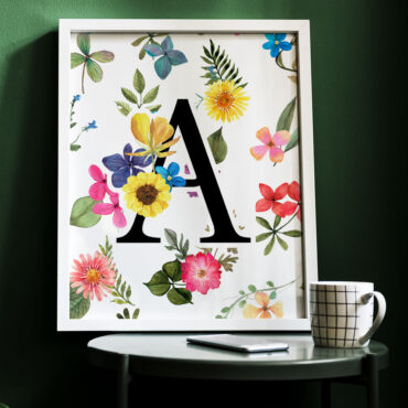 Cuadro floral con inicial